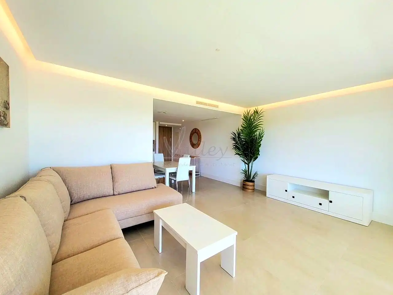 Wohnzimmer von Wohnungen zum Verkauf in Sotogrande mit Klimaanlage, Terrasse und Möbliert
