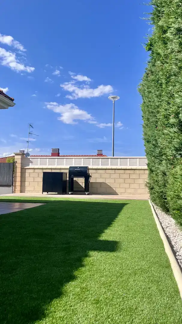 Vista exterior de Casa adosada en venda en Medina de Pomar amb Jardí privat, Traster i Piscina