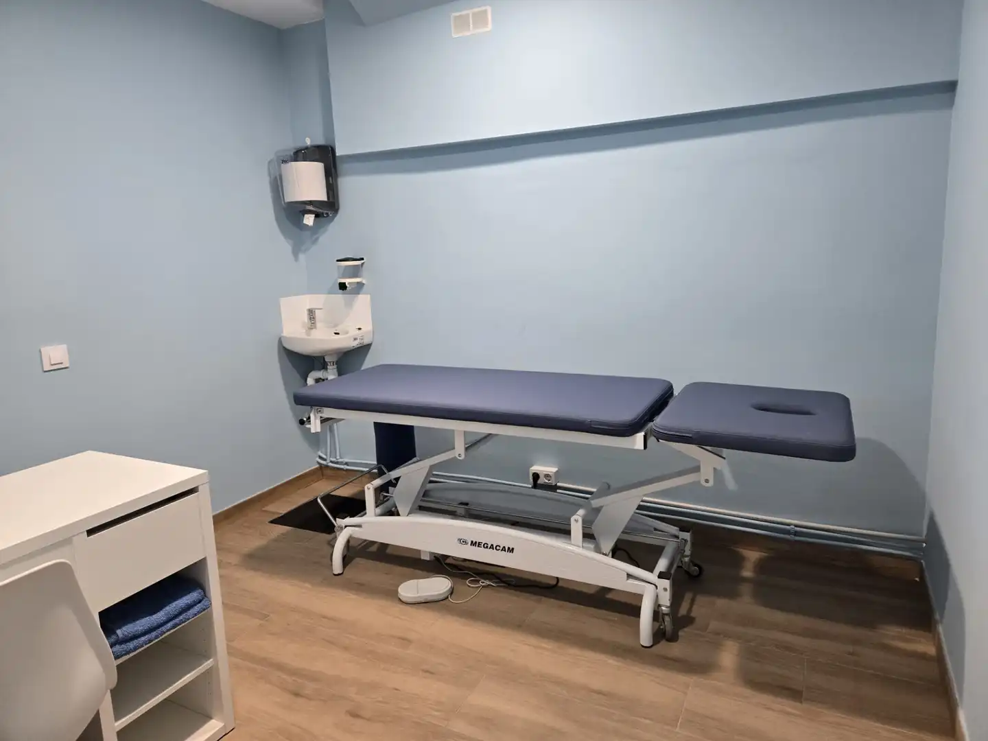 Dormitori de Oficina de lloguer en L'Hospitalet de Llobregat amb Aire condicionat, Calefacció i Moblat