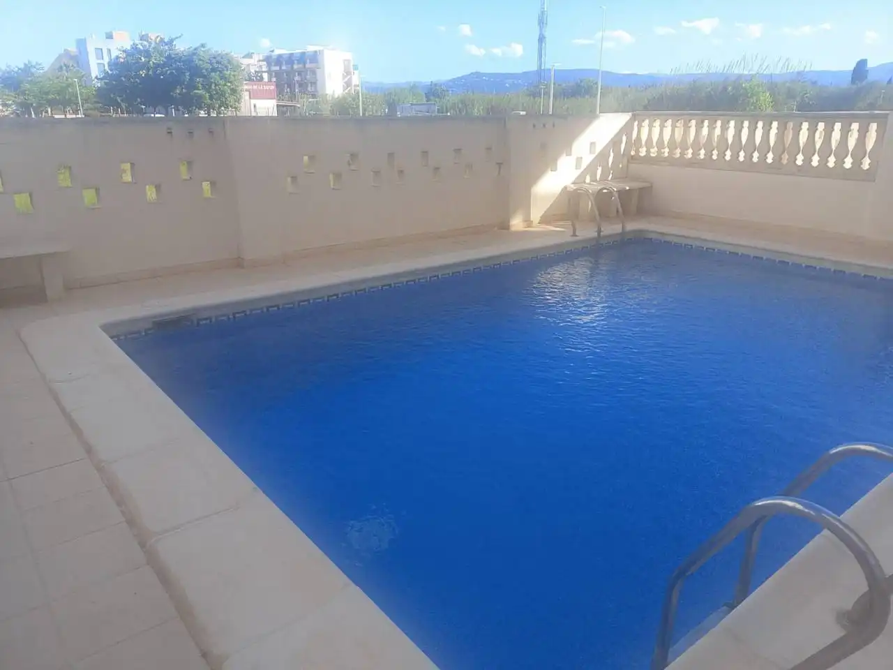 Piscina de Piso en venta en Guardamar de la Safor con Aire acondicionado, Terraza y Amueblado