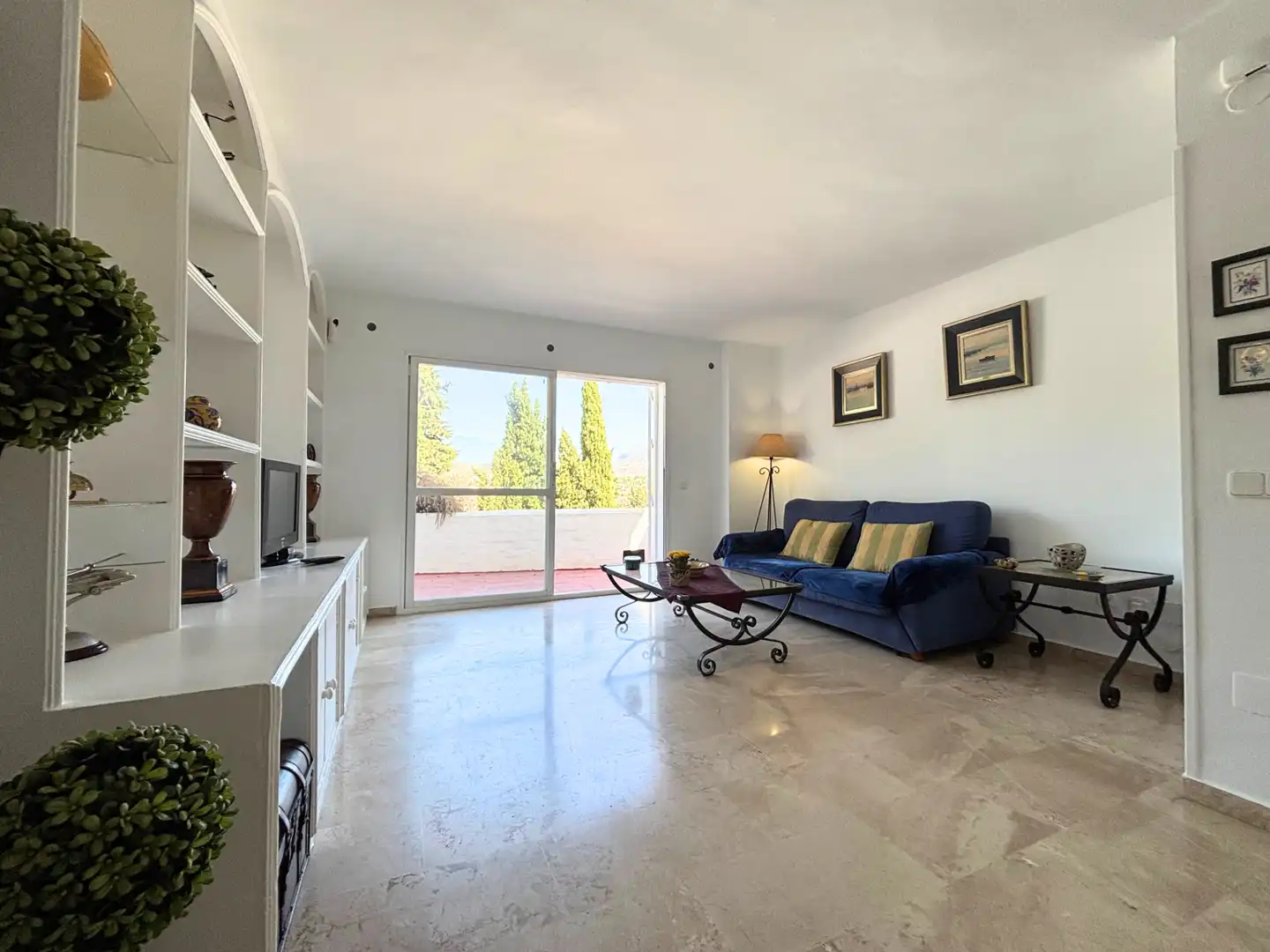Living room of Flat for sale in Marbella  with Air Conditioner, Private garden and Terrace