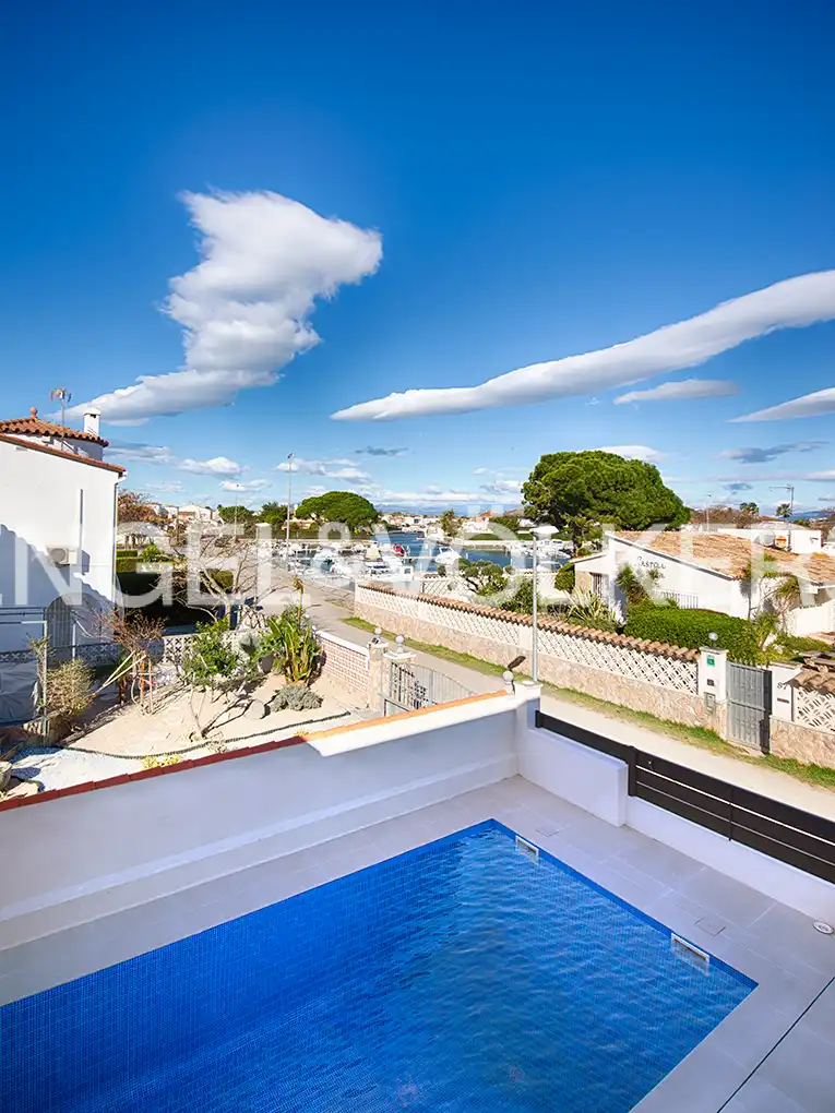 Vista exterior de Casa adosada en venda en Empuriabrava amb Aire condicionat, Jardí privat i Piscina