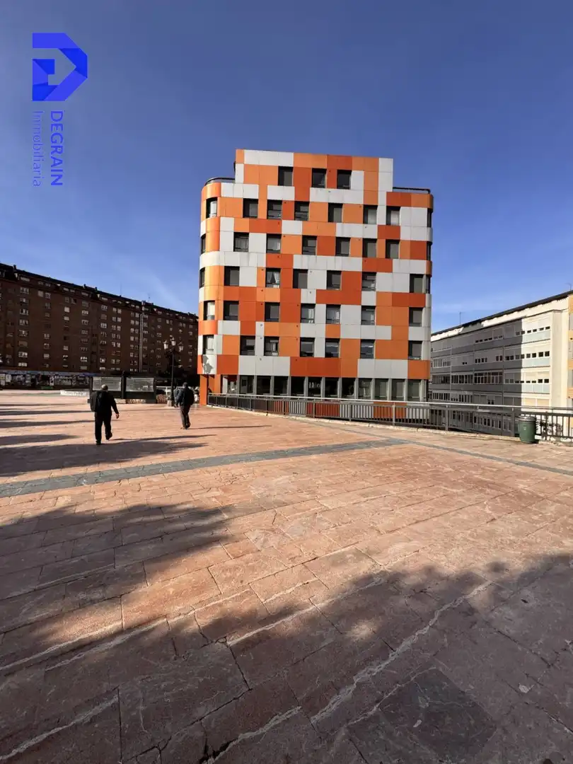 Vista exterior de Pis en venda en Oviedo  amb Traster