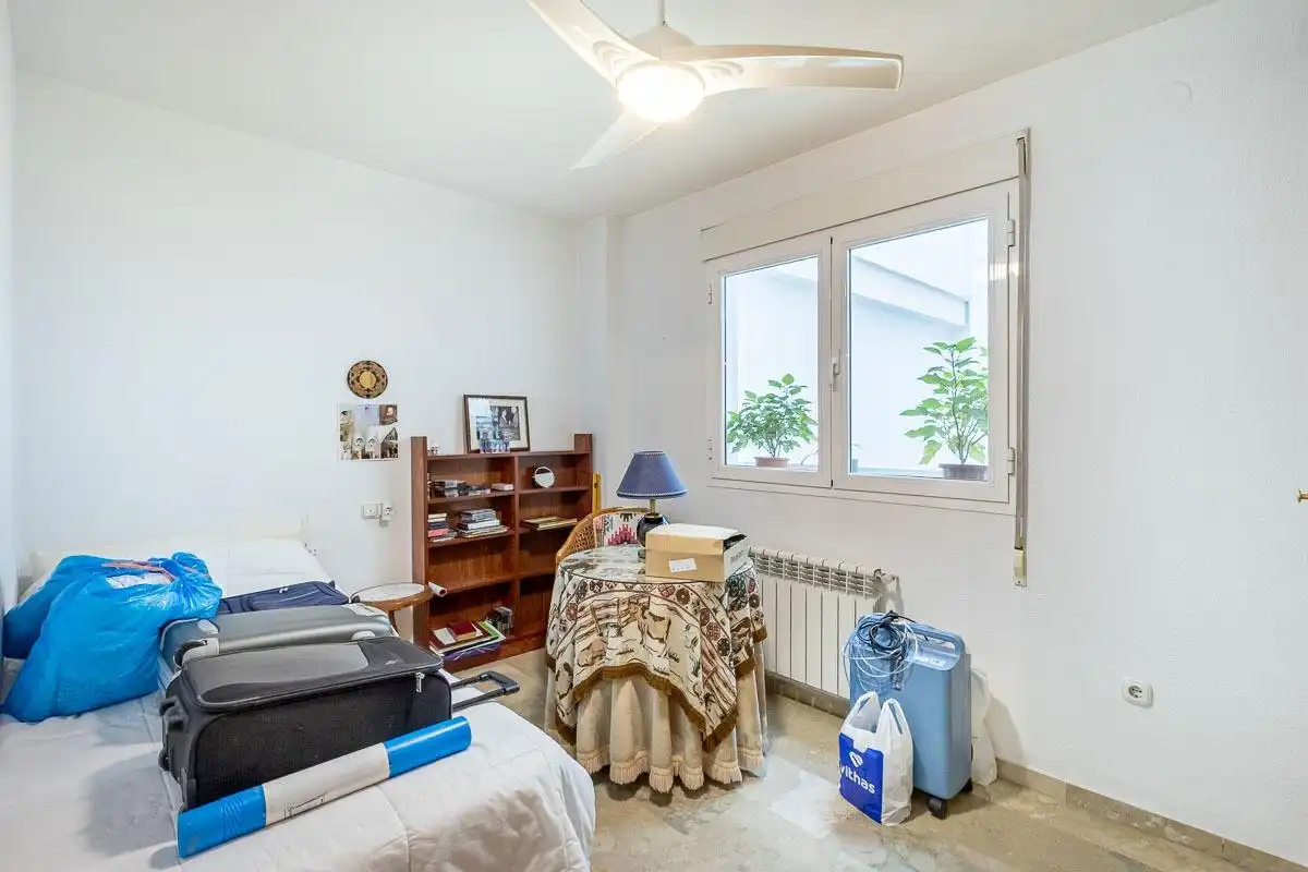 Bedroom of Flat for sale in Granada  with Air Conditioner, Heating and Alarm