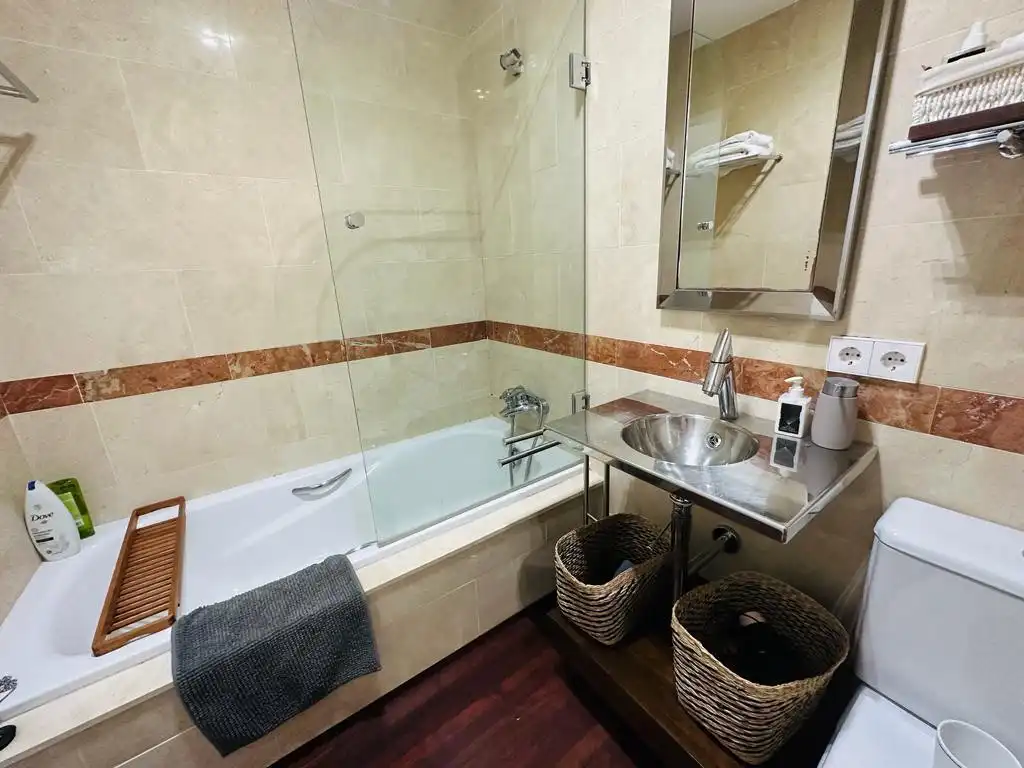 Badezimmer von Erdgeschoss zur Miete in Marbella mit Klimaanlage, Privatgarten und Terrasse