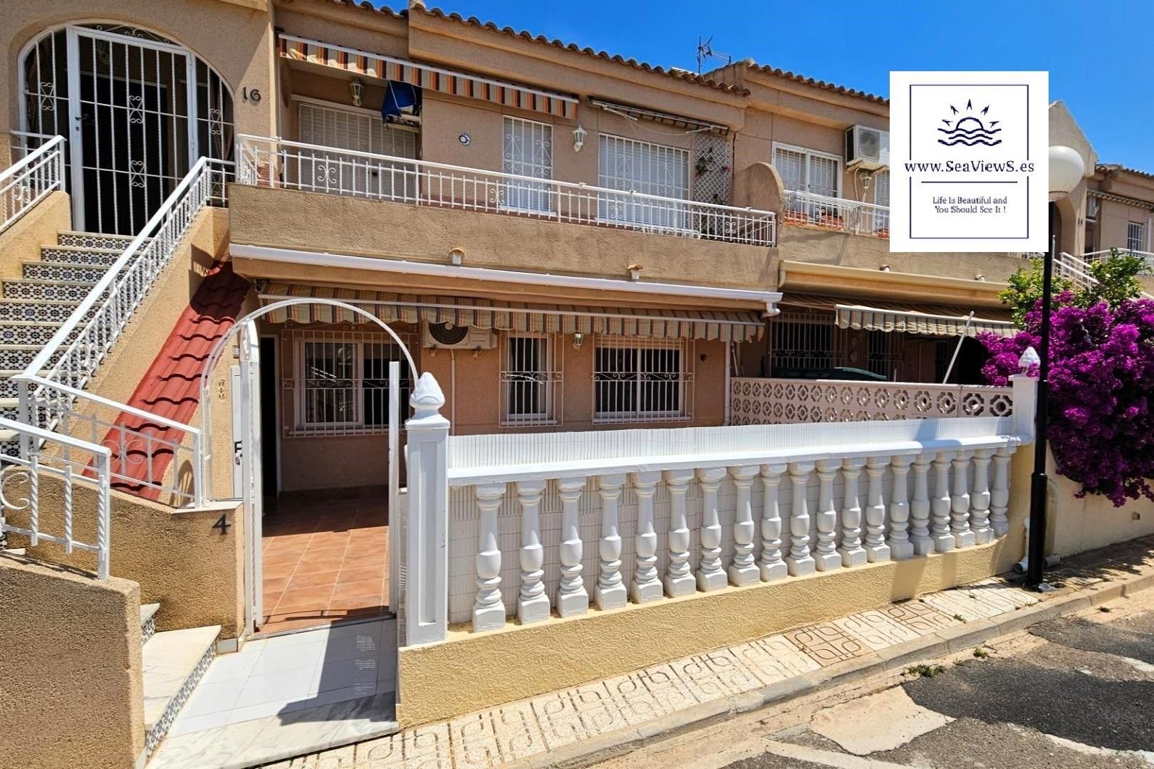 Vista exterior de Planta baixa en venda en Torrevieja amb Aire condicionat, Calefacció i Jardí privat