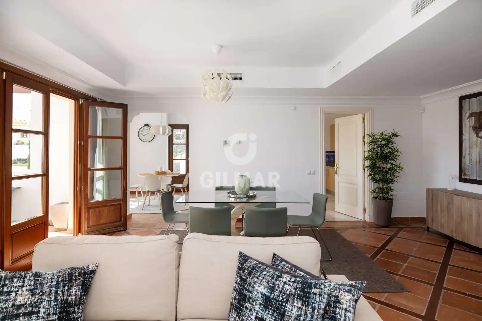 Sala de estar de Casa adosada en venta en Benahavís con Calefacción y Piscina