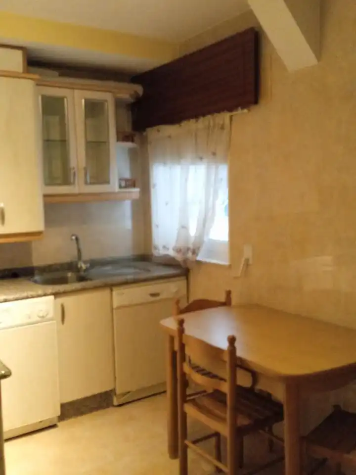 Cocina de Planta baja en venta en Santiago de Compostela  con Calefacción, Trastero y Amueblado