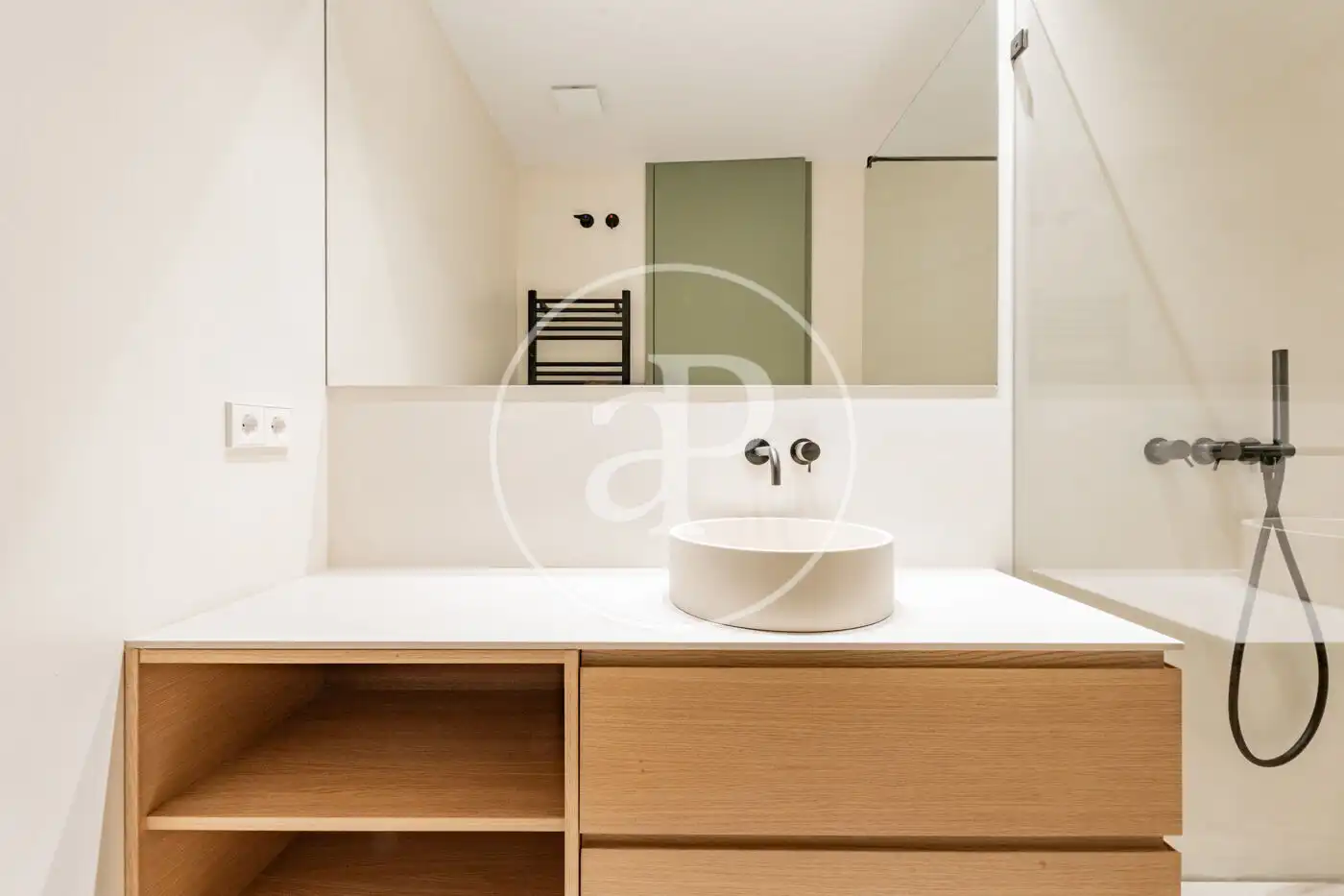Bathroom of Flat for sale in Madrid  with Air Conditioner, Heating and Balcony