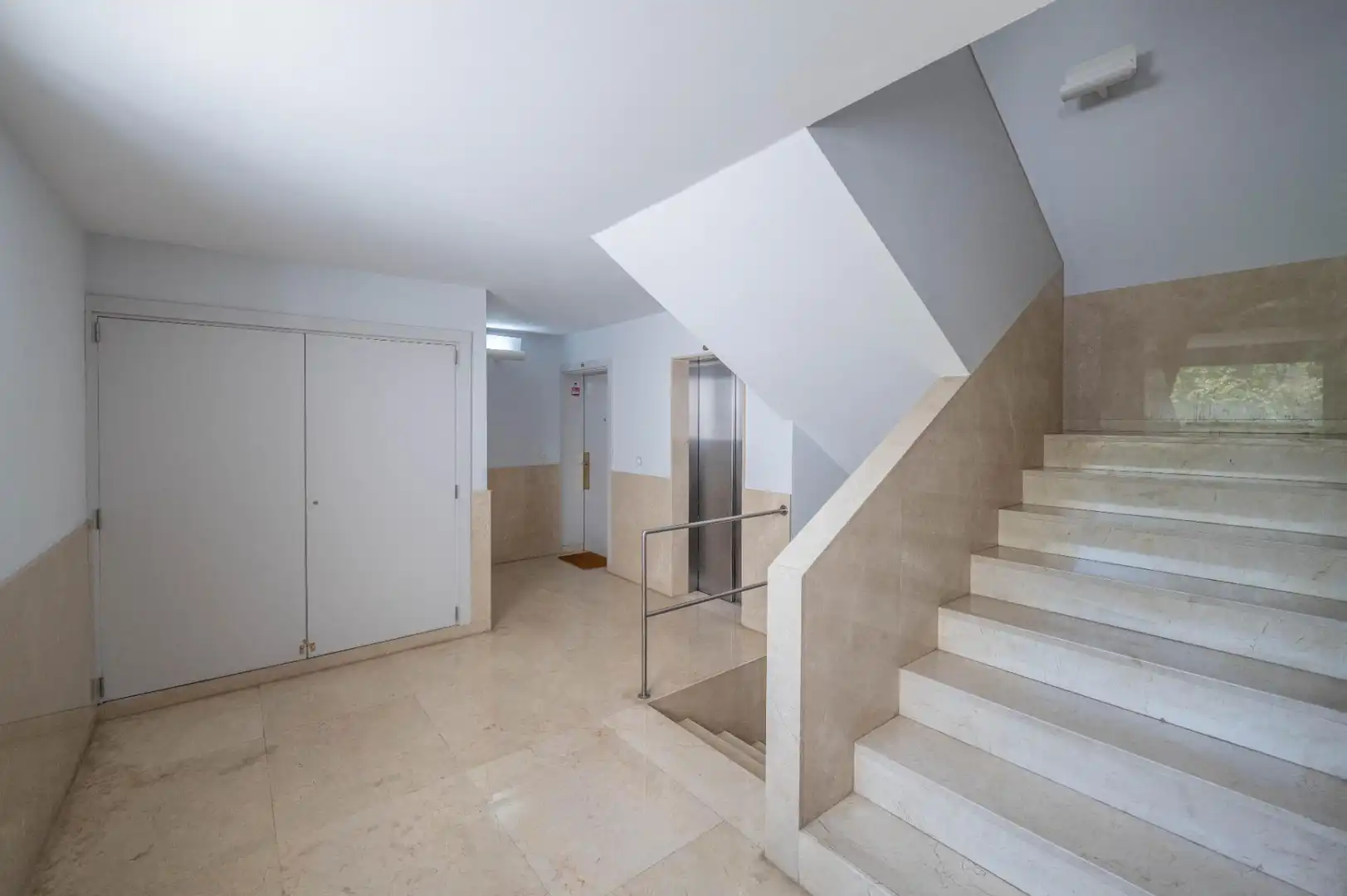 Piso en venta en Granada con Calefacción, Parquet y Alarma
