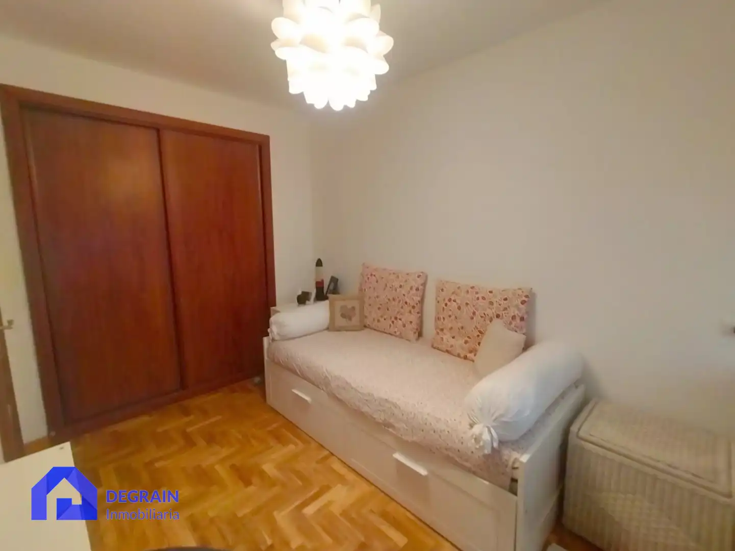 Schlafzimmer von Einfamilien-Reihenhaus zur Miete in Llanera mit Heizung, Privatgarten und Parkett