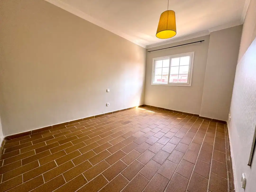Schlafzimmer von Einfamilien-Reihenhaus zum Verkauf in Sotogrande mit Klimaanlage, Heizung und Privatgarten
