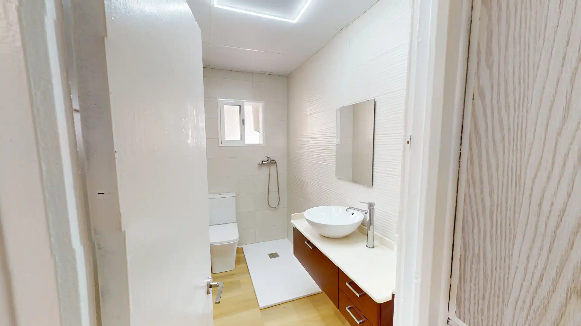 Badezimmer von Wohnung zum Verkauf in Almería mit Klimaanlage und Waschmaschine