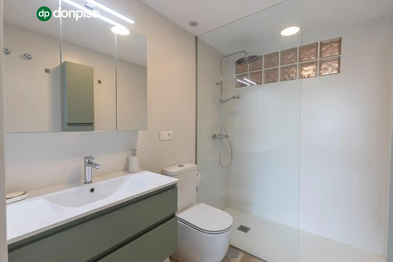 Baño de Piso en venta en El Ejido con Piscina comunitaria