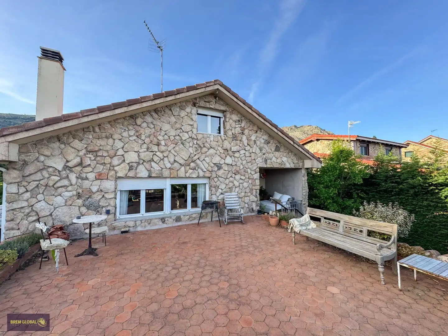 Vista exterior de Casa o xalet en venda en Bustarviejo amb Aire condicionat, Calefacció i Jardí privat