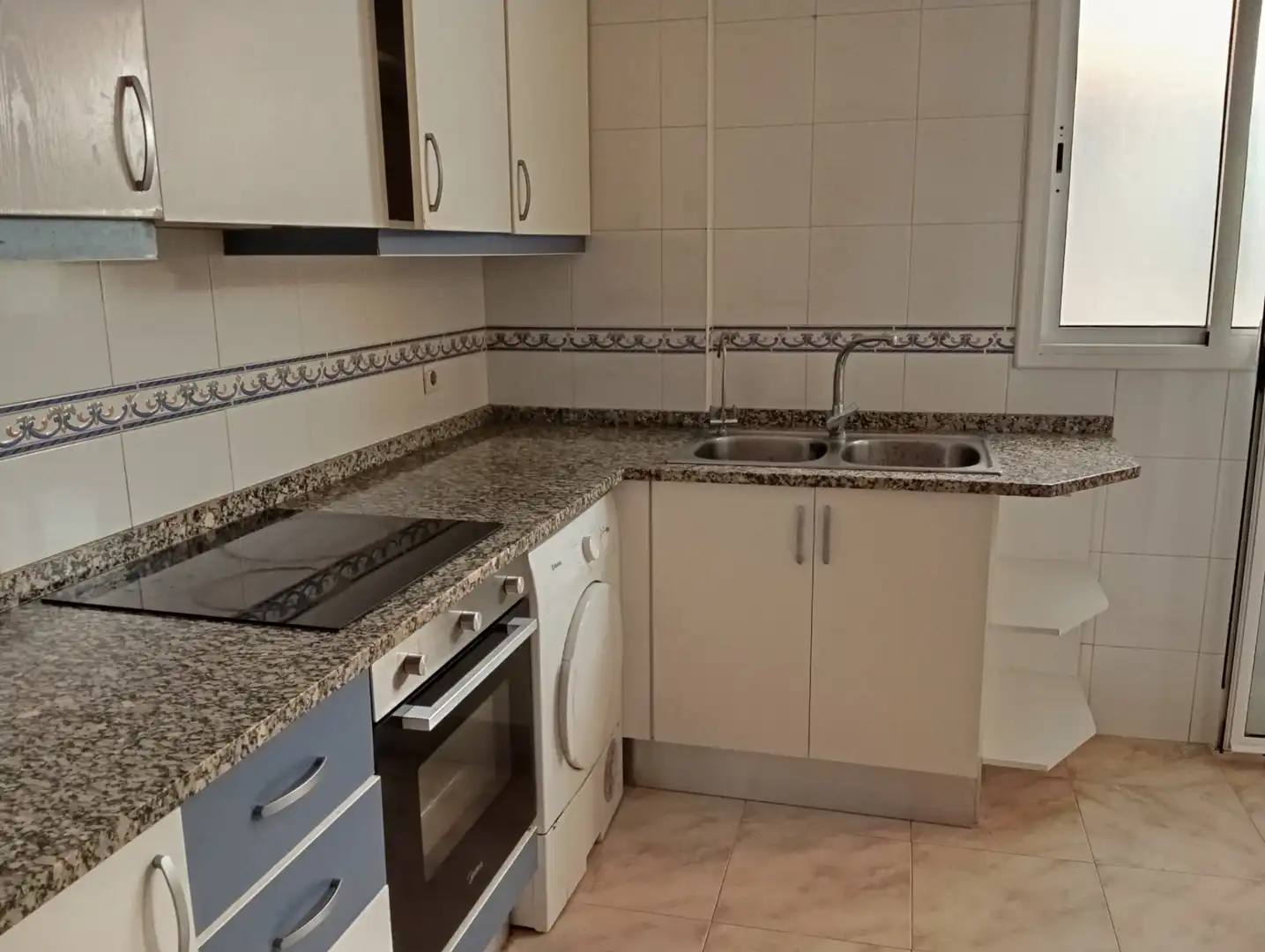 Cuina de Apartament de lloguer en Calafell amb Terrassa, Moblat i Forn