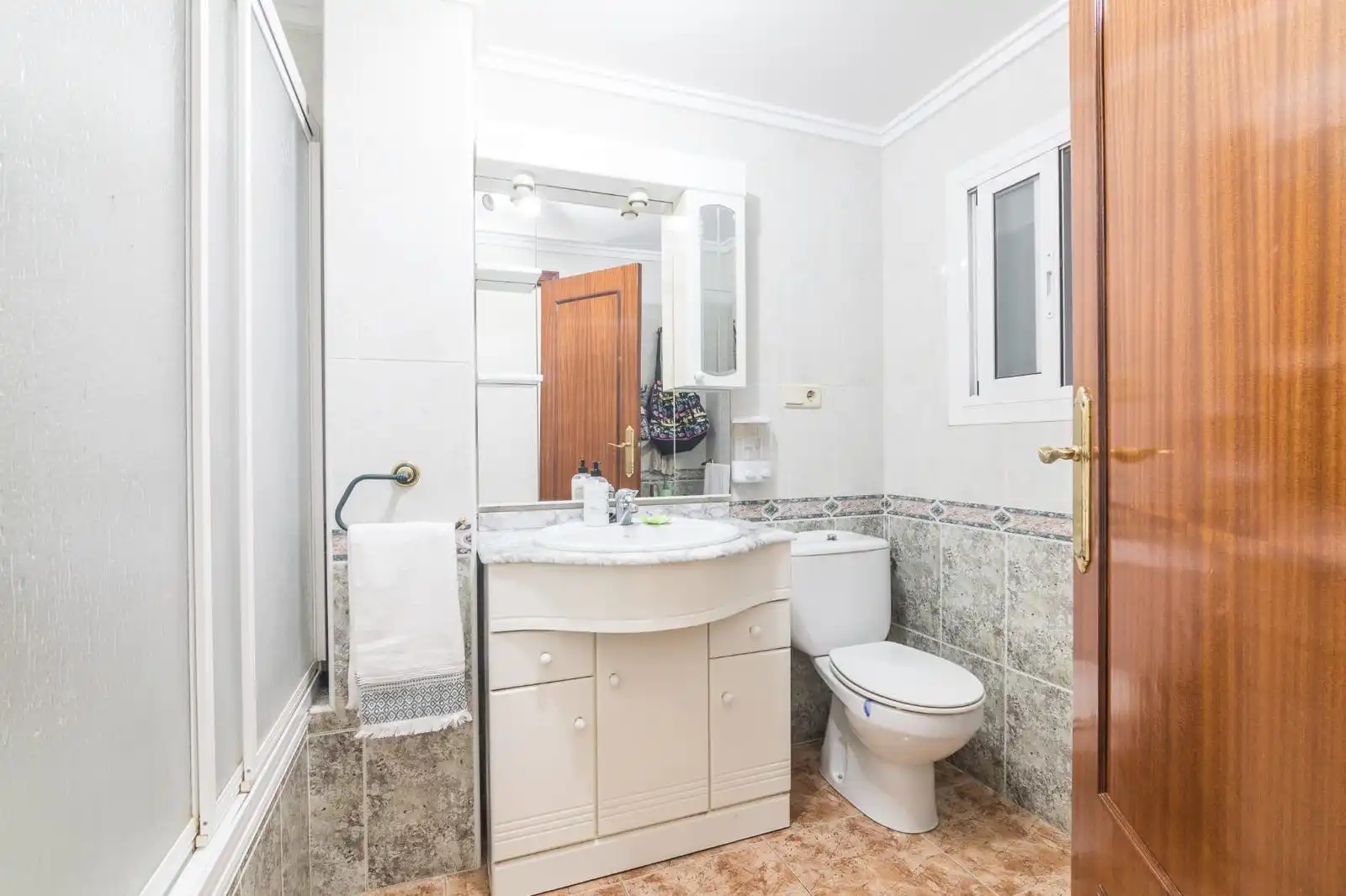 Bany de Apartament de lloguer en Torrevieja amb Calefacció, Terrassa i Moblat