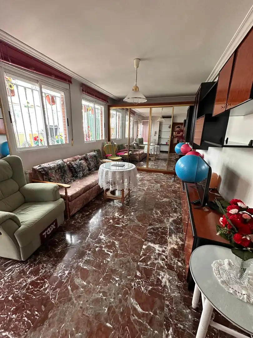 Sala d'estar de Dúplex en venda en Jaén amb Aire condicionat, Terrassa i Balcó