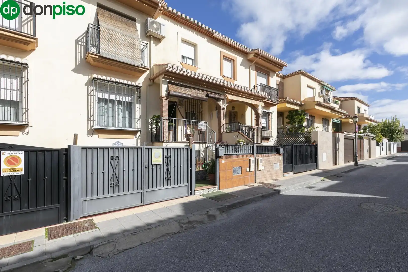 Vista exterior de Casa adosada en venta en Vegas del Genil con Terraza y Piscina comunitaria