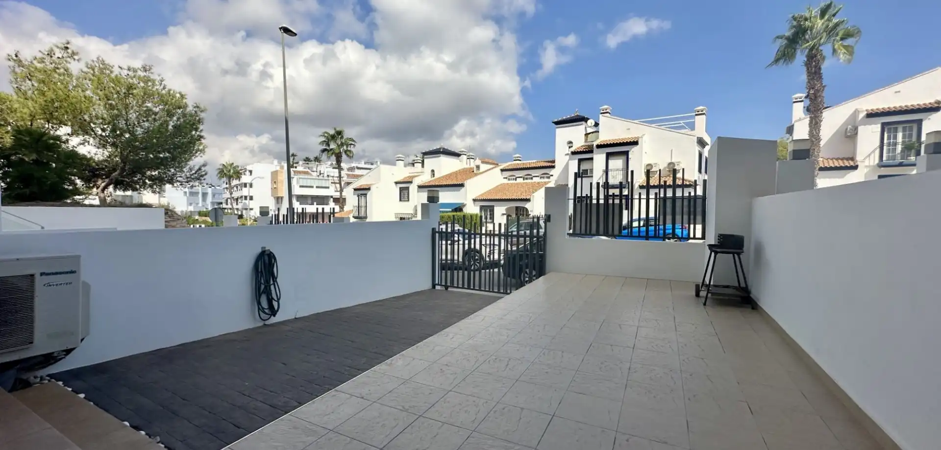 Vista exterior de Pis en venda en Orihuela amb Aire condicionat, Terrassa i Piscina