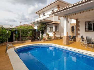 Casa amb piscina en venda a Calle Almendros 8