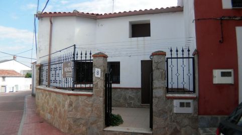 Vivienda unifamiliar de pueblo con dos plantas, patio anterior, cocina con bovedas de nervio, zaguán, salón tres dormitorios, baño