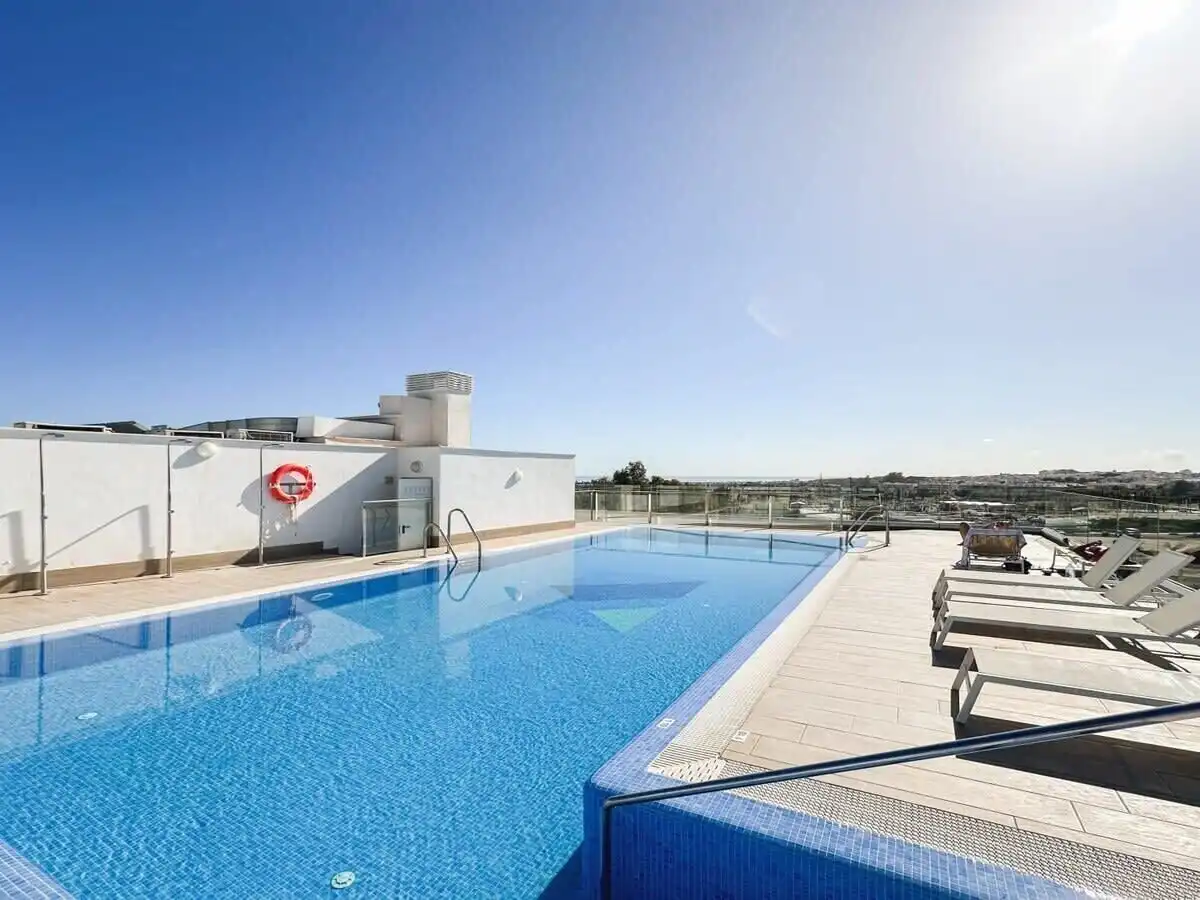 Schwimmbecken von Wohnungen zum Verkauf in Marbella mit Klimaanlage, Terrasse und Abstellraum