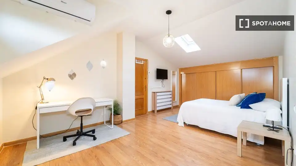 Bedroom of Flat for share in Sevilla la Nueva  with Air Conditioner, Heating and Furnished