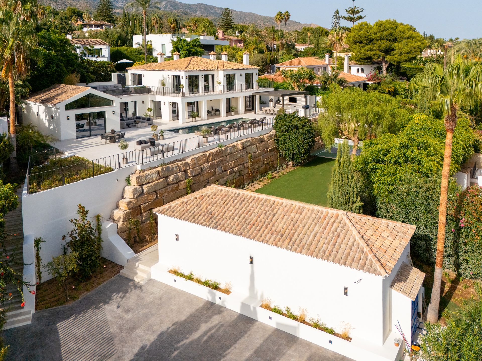 Vista exterior de Casa o xalet en venda en Marbella amb Aire condicionat, Jardí privat i Terrassa