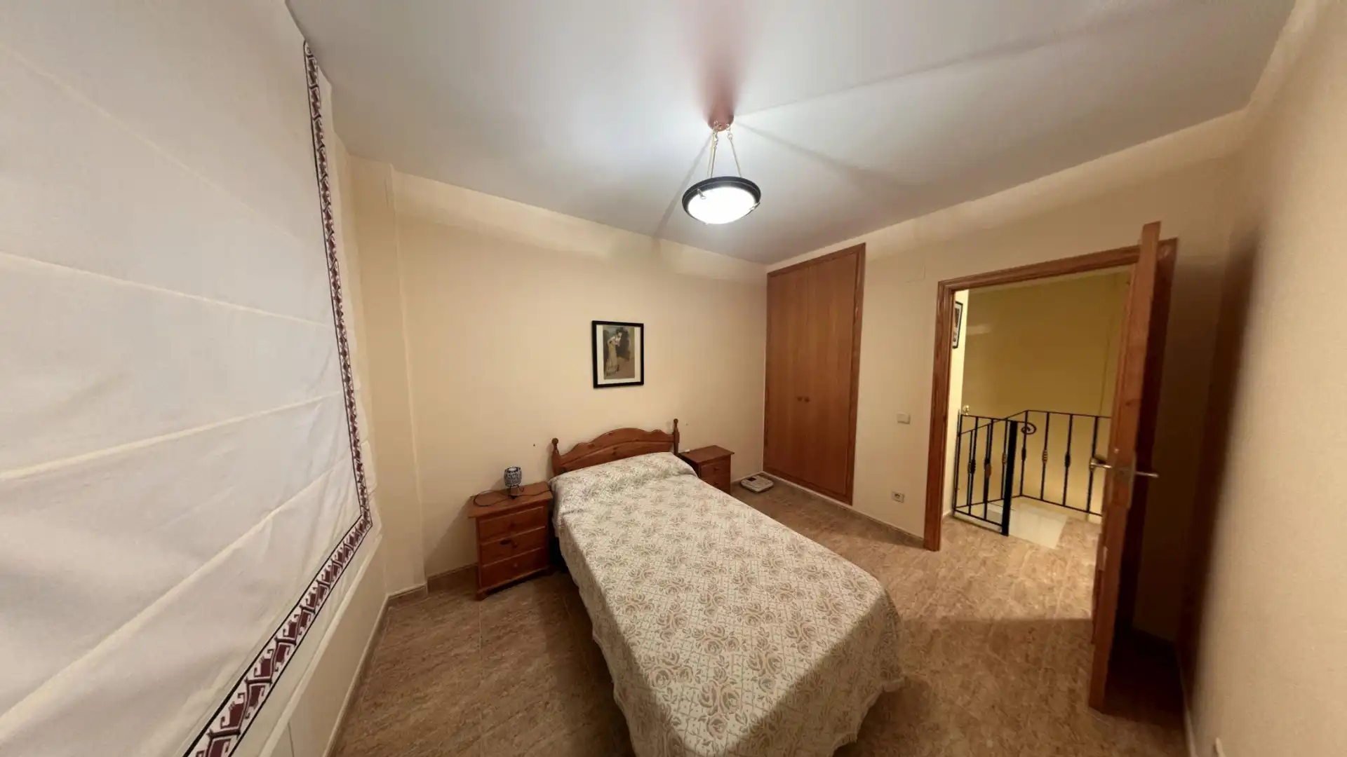 Habitación de Casa adosada en venta en Caudete de las Fuentes con Calefacción, Terraza y Amueblado