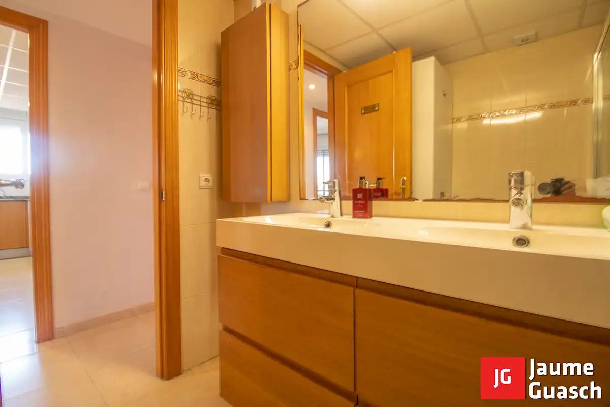 Badezimmer von Wohnung zum Verkauf in Torredembarra mit Klimaanlage, Heizung und Balkon