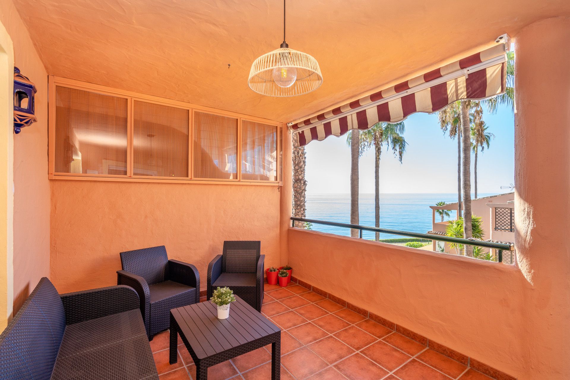 Dormitori de Apartament de lloguer en Estepona amb Aire condicionat, Terrassa i Piscina