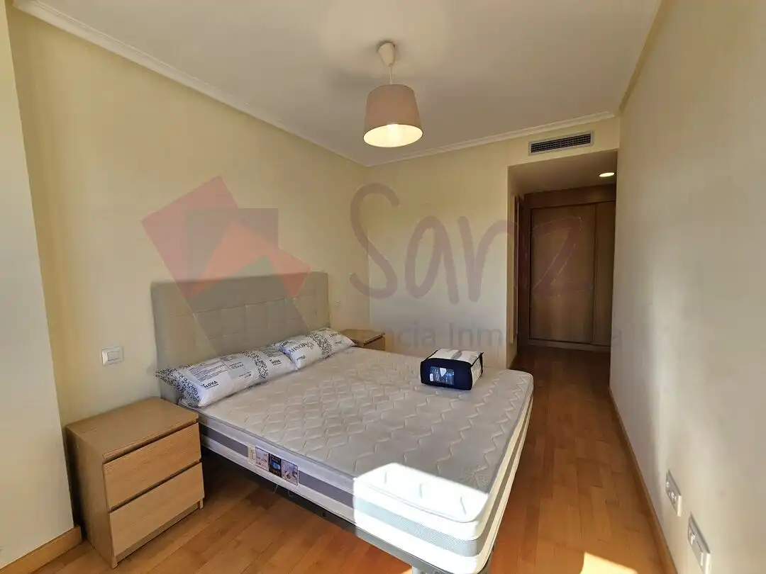Habitación de Apartamento de alquiler en Lardero con Aire acondicionado, Calefacción y Jardín privado