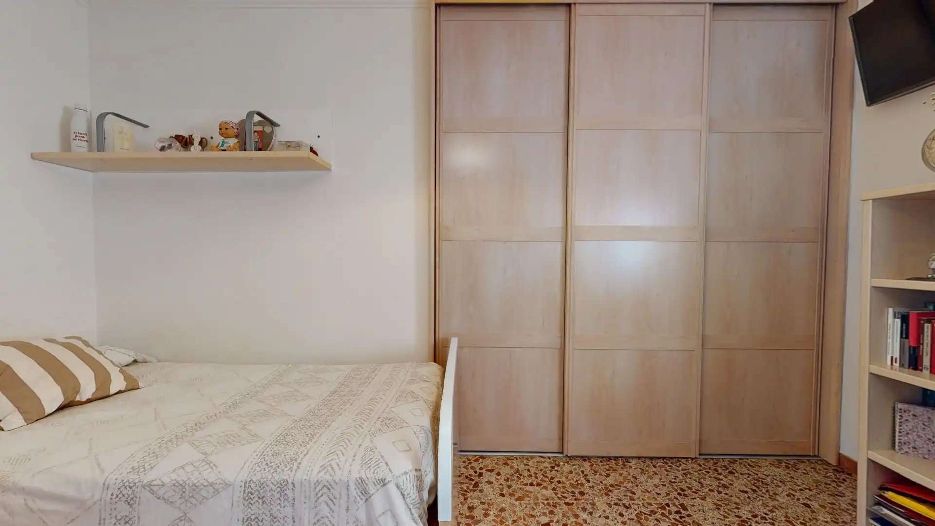 Dormitori de Àtic en venda en L'Hospitalet de Llobregat amb Aire condicionat, Terrassa i Traster