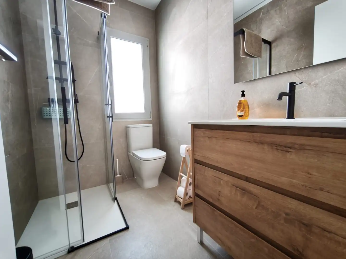 Baño de Piso para compartir en San Pedro