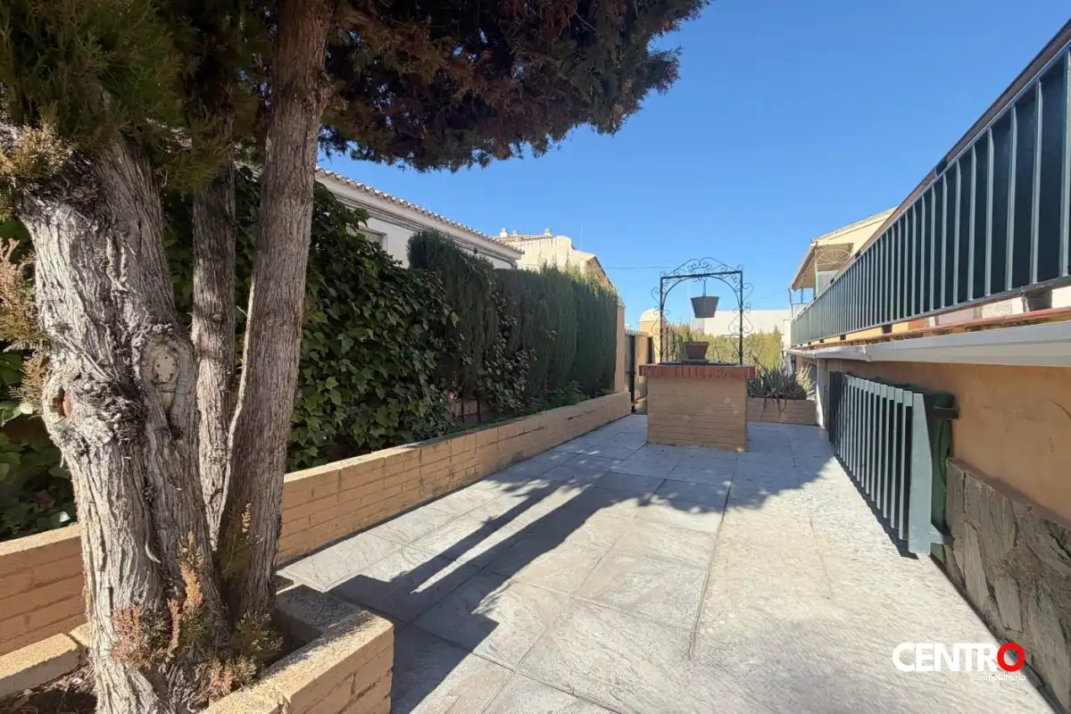 Vista exterior de Pis en venda en La Zubia amb Aire condicionat, Calefacció i Jardí privat