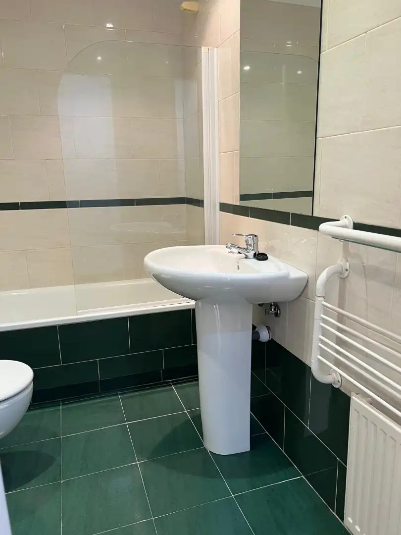 Bathroom of Flat for rent in Madrid  with Air Conditioner, Heating and Parquet flooring