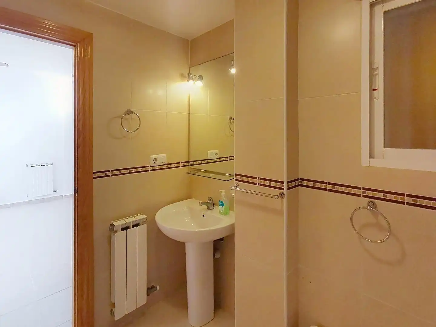 Baño de Piso de alquiler en Churriana de la Vega con Calefacción y Balcón