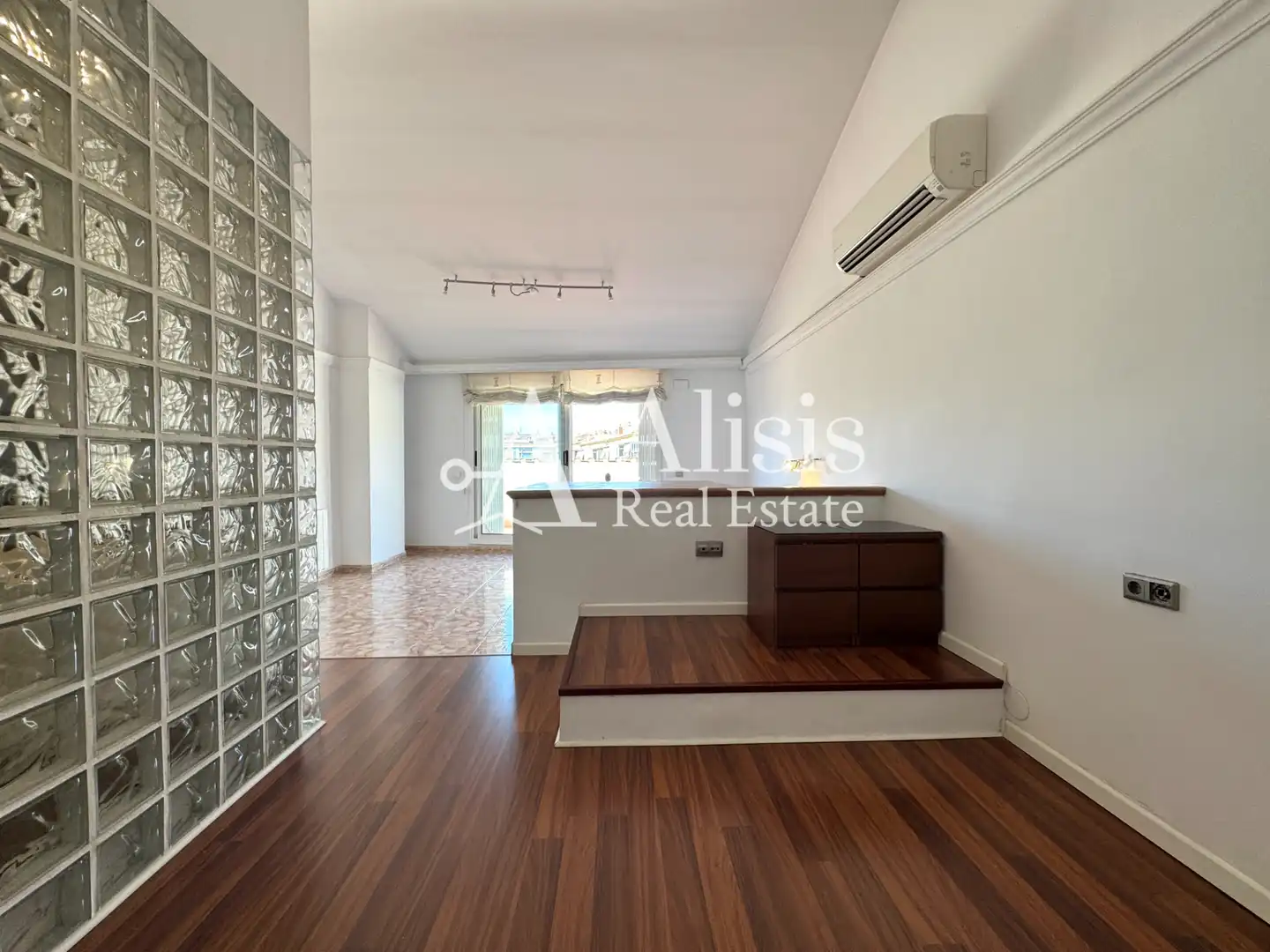 Einfamilien-Reihenhaus zum Verkauf in Pallejà mit Klimaanlage, Heizung und Terrasse