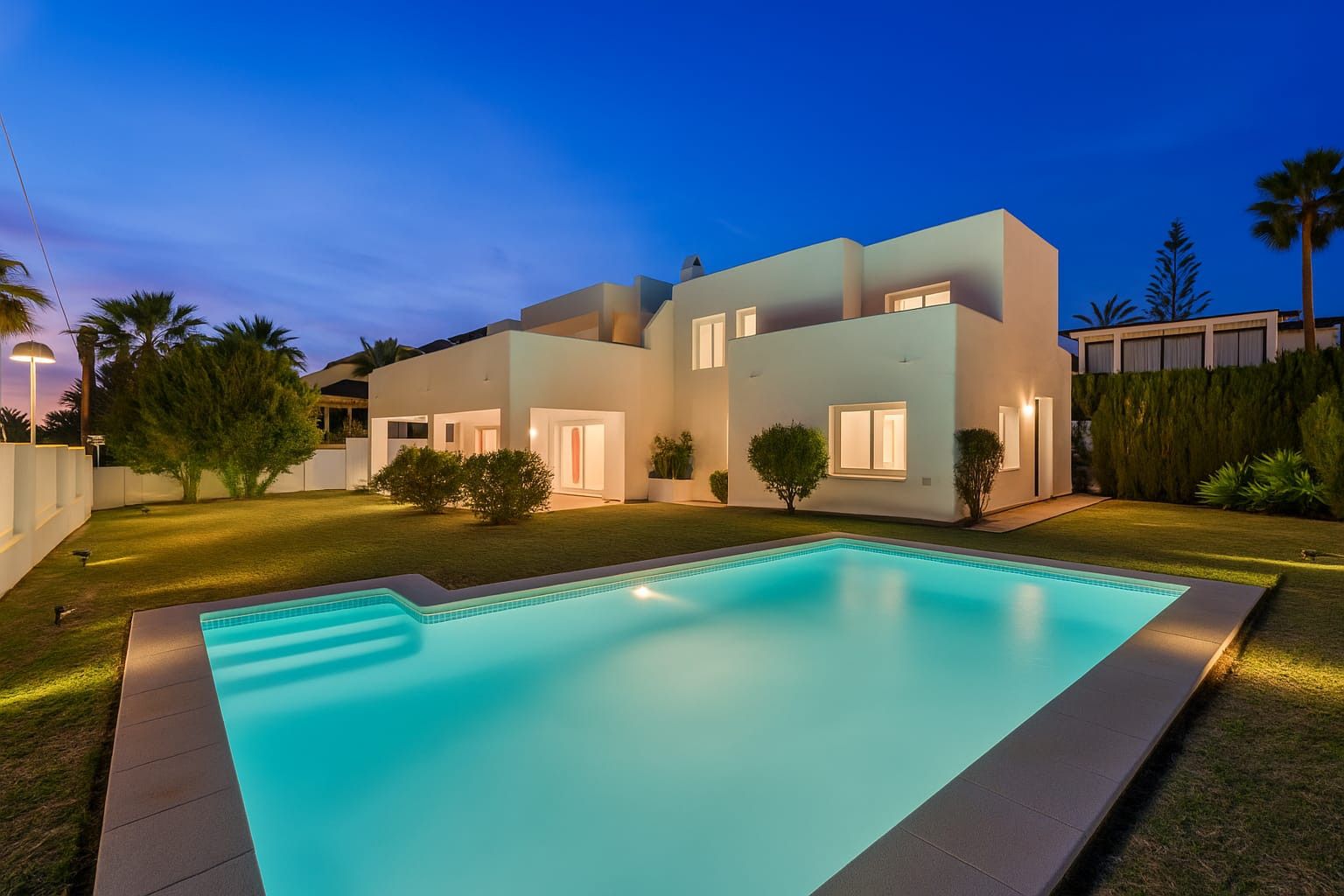 Swimming pool of House or chalet for sale in Marbella  with Air Conditioner, Private garden and Terrace