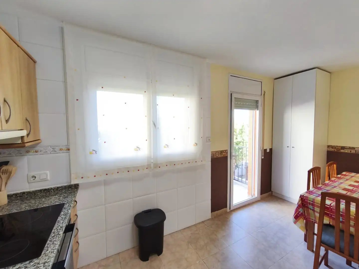 Cuina de Casa adosada en venda en Cambrils amb Aire condicionat, Calefacció i Jardí privat