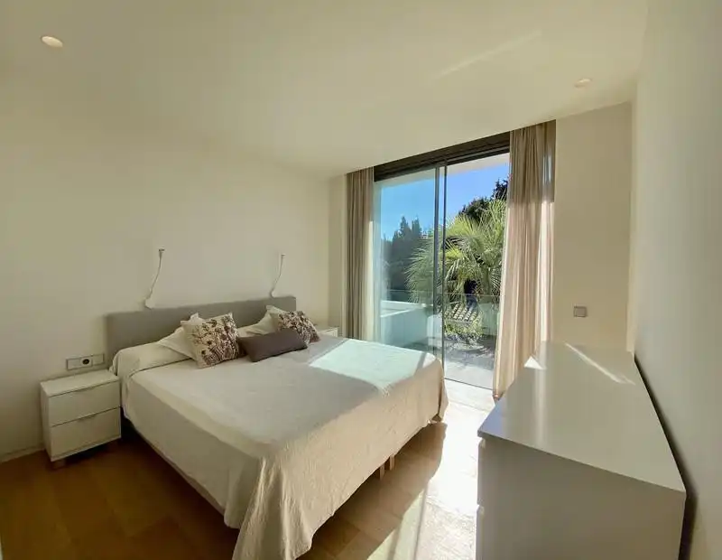 Dormitori de Casa adosada de lloguer en Marbella amb Aire condicionat, Calefacció i Jardí privat
