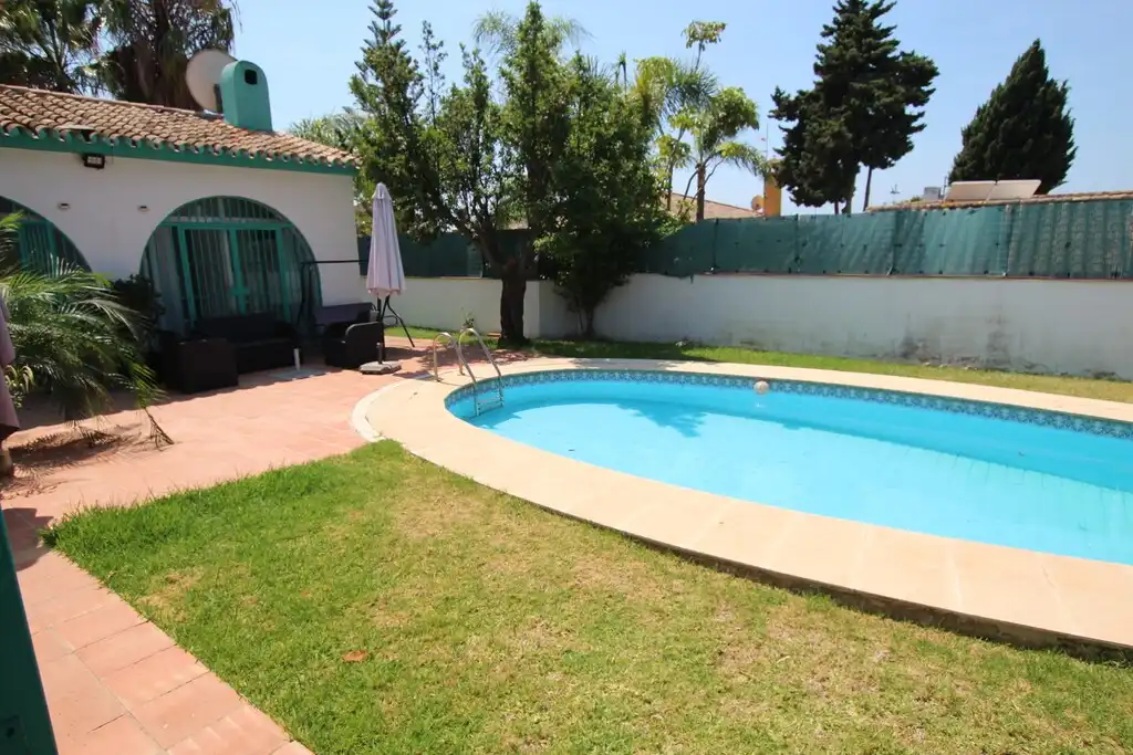Piscina de Casa o xalet en venda en Marbella amb Aire condicionat, Jardí privat i Terrassa