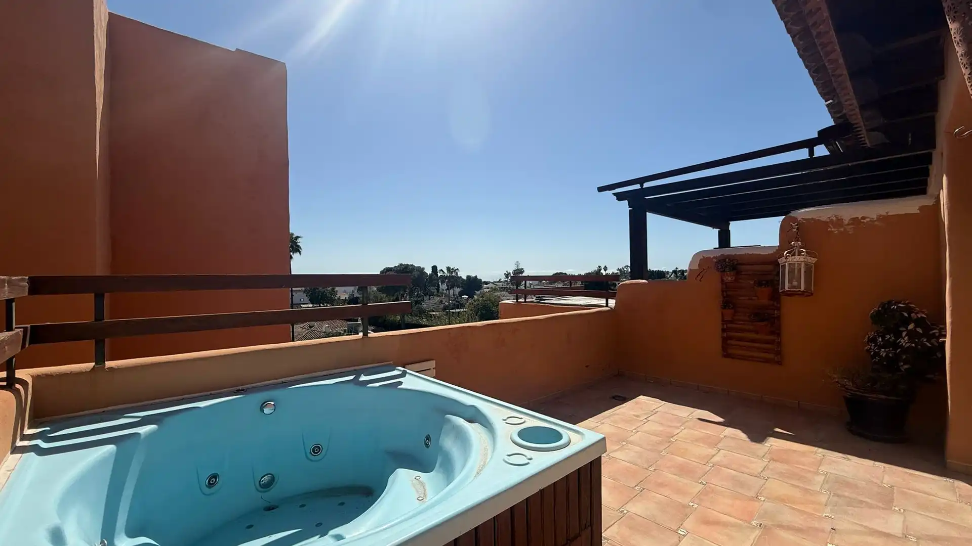 Terrasse von Maisonette zum Verkauf in Estepona mit Heizung, Privatgarten und Terrasse