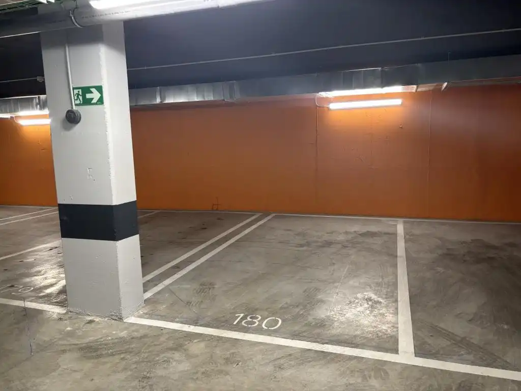 Aparcament de Estudi de lloguer en Madrid amb Aire condicionat, Moblat i Piscina comunitària