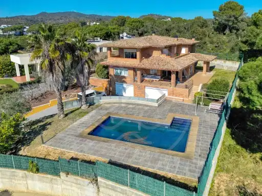 Villa mit Pool zum Verkauf in Carrer del Sureny