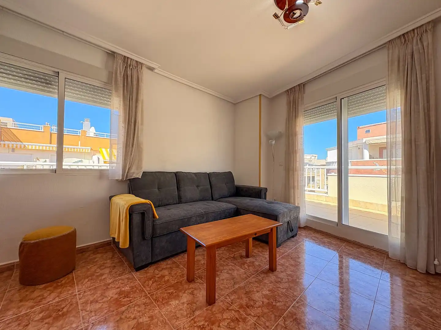 Sala d'estar de Àtic de lloguer en Torrevieja amb Aire condicionat, Calefacció i Terrassa
