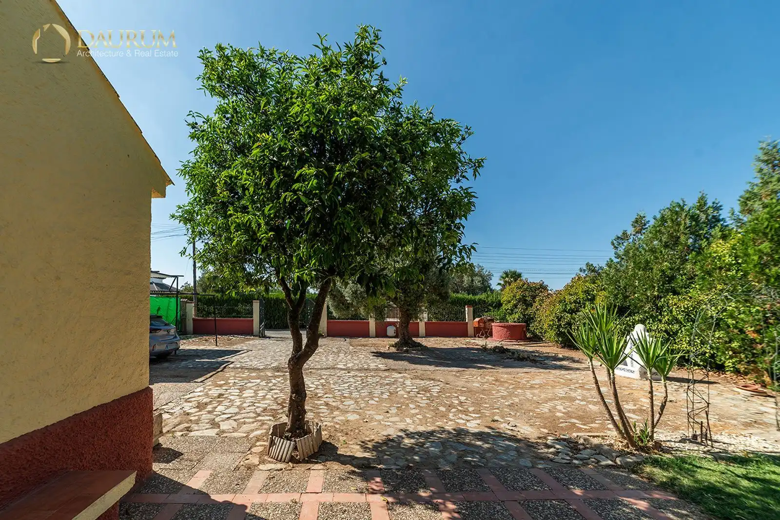 Vista exterior de Casa o xalet en venda en La Rinconada amb Aire condicionat, Calefacció i Piscina