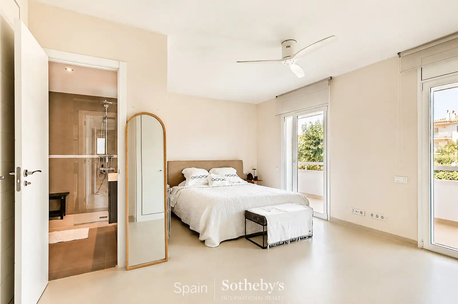 Schlafzimmer von Wohnungen zum Verkauf in Sitges mit Klimaanlage, Heizung und Privatgarten