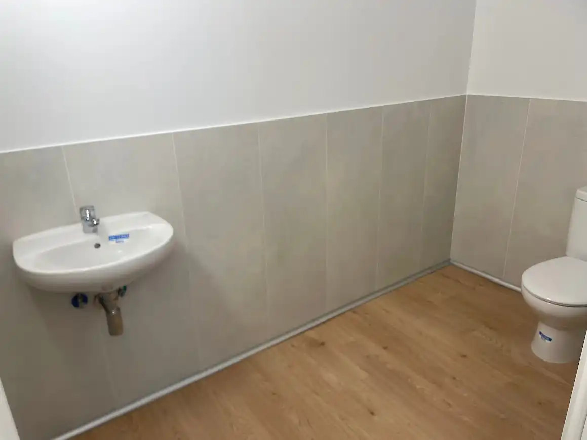 Bany de Local de lloguer en Vitoria - Gasteiz amb Aire condicionat, Calefacció i Parquet